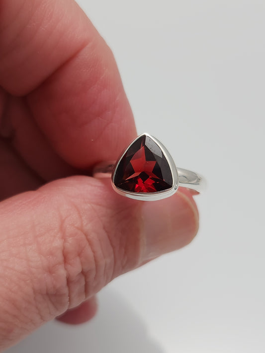 Garnet Trillian Ring sz 9, 10, 11, 12